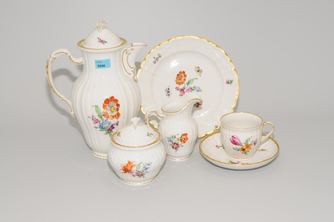 Kaffee- und Teeservice: KPM Berlin, 20.Jh. Porzellan, Antikzierat, mit bunten Blumen und Schmetterlingen bemalt, Goldrand. Bestand: 1 Kaffeekanne, 1 Teekanne, 1 Cremier, 1 Zuckerdose, 6 Tassen (H 6,5 cm) mit U'tassen, 6 Dess