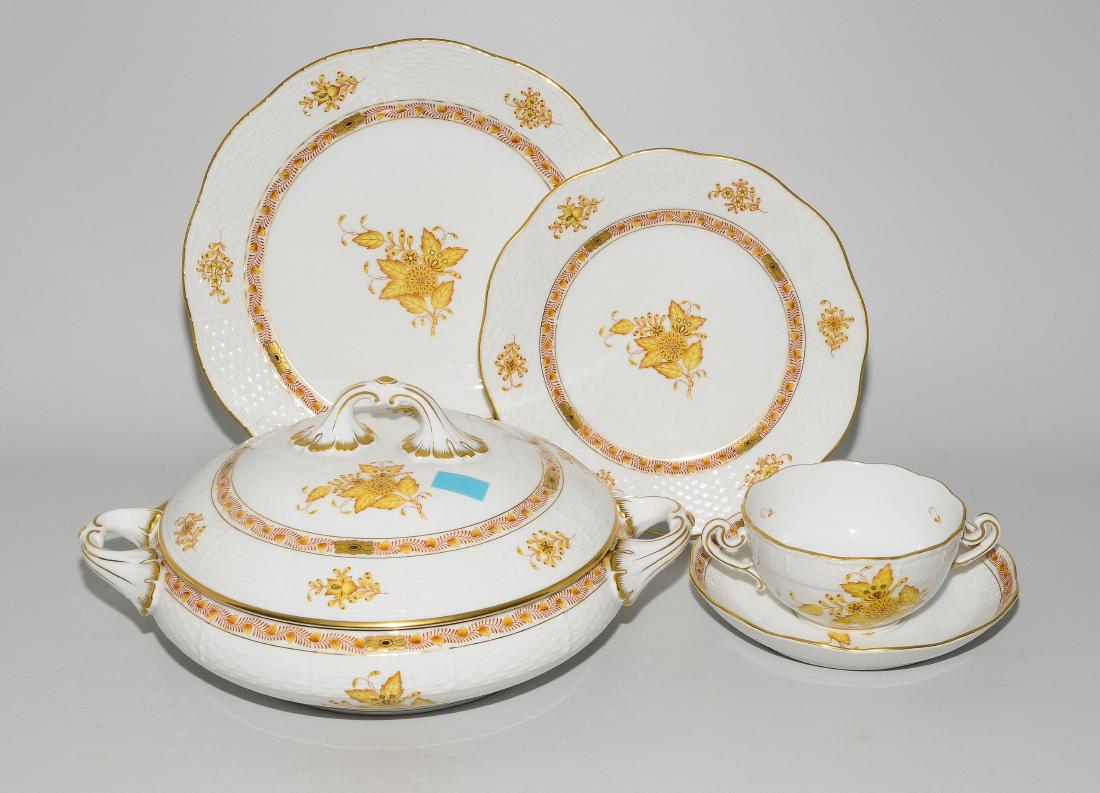 Tafelservice: Herend, 1976. Porzellan, Osier, Dekor: Apponyi jaune/gelb (AJ). Bestand: 8 Fleischteller, 8 Suppentassen mit U'tassen, 8 Dessertteller (D 20,5 cm), 1 runde Deckelterrine, 1 runde Platte, 1 viereckige 