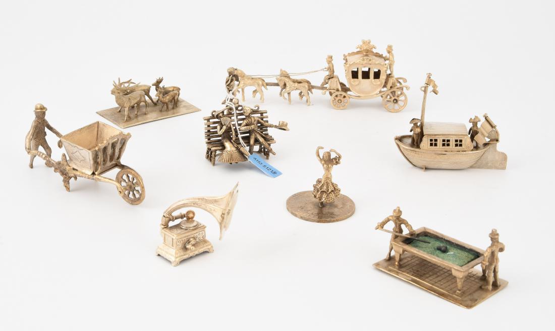Lot: 8 Miniaturobjekte: Mehrheitlich Holland, 19./20.Jh. Silber, verschiedene Hersteller- und Meistermarken. Boot, Pferdegespann mit Kutsche, galante Szene auf Parkbank, Flamengotänzerin, Hirsch mit Jungen, Schubkarre, Bill
