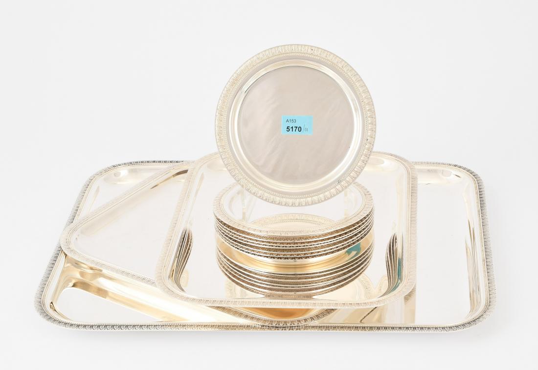 Lot: 8 Glasuntersetzer und 3 Tabletts: Frankreich, 20.Jh. Versilbert. Marke Christofle. Blanke Rundform mit feiner Blattbordüre dazu 3 Tabletts in gerundeten Rechteckformen mit entsprechendem Dekor. D 13 cm und 1x 35x27,5, bzw. 2x 26x20 c