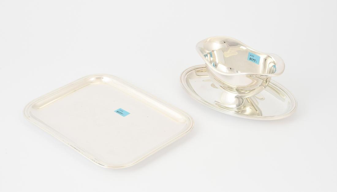 Lot: Saucière und Tablett: Frankreich, 20.Jh. Versilbert. Marke Christofle. Ovale Form auf Fussschale. Tablett, gerundete Rechteckform mit profiliertem Rand. L 22 cm und 25,5x20 cm.