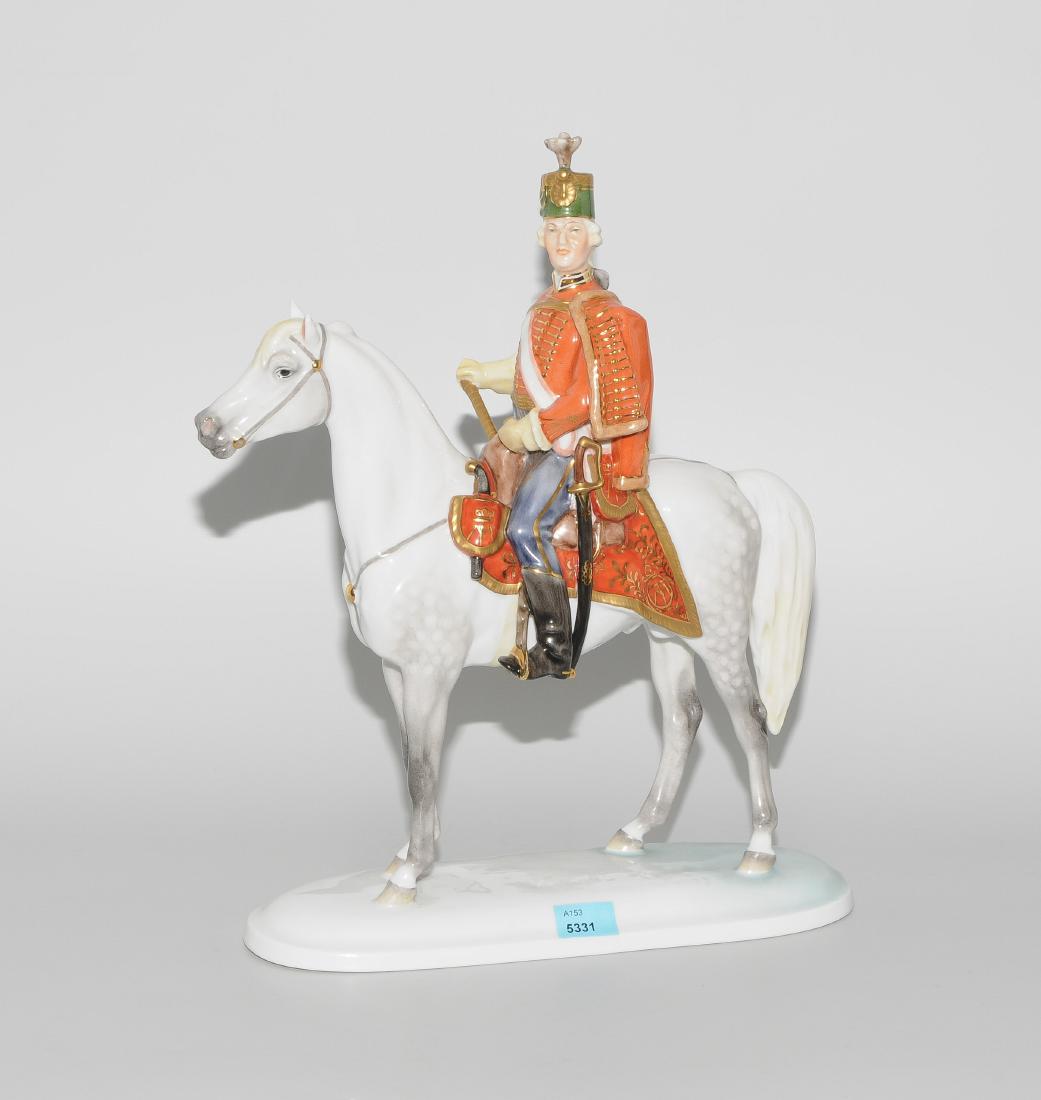 Figur: Herend, nach 1945. Modell von Vastagh Györgu, 1937. Porzellan, polychrom bemalt und mit Goldstaffierungen. Reiter zu Pferd als Graf Andreas Graf Hadik (1710-1790). Modellnummer geprägt: 5475. H 32,5