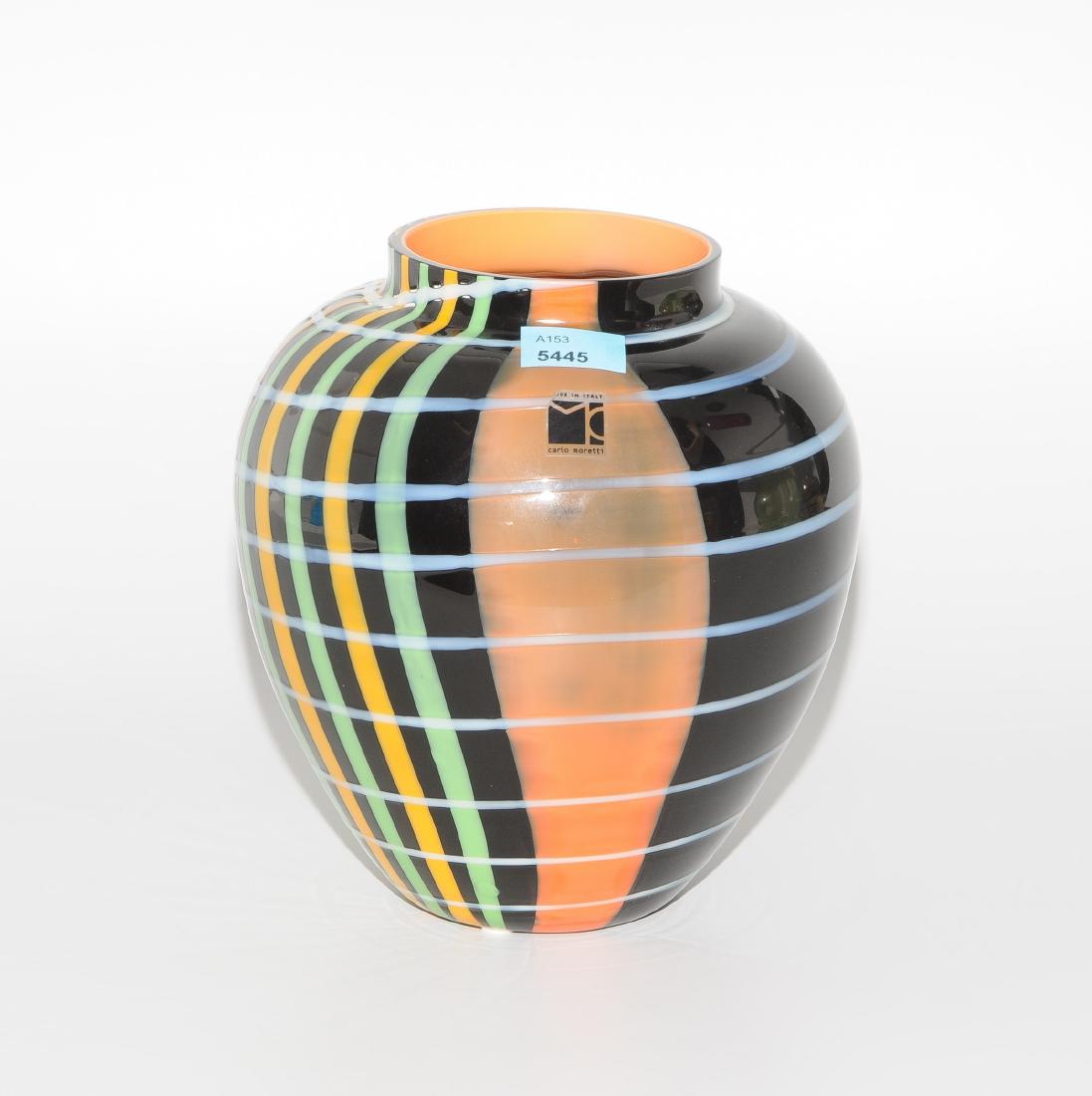 Vase: Carlo Moretti, Murano. Vase. Überfangglas mit buntem Streifendekor. Bezeichnet: Carlo Moretti, PATCH, 80/333. H 16,5 cm.