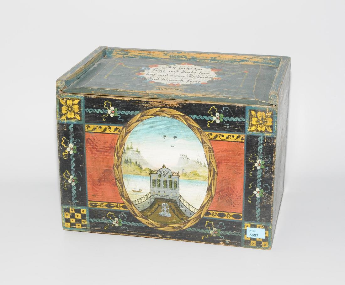 Schatulle: Appenzell, Biedermeier. Holz, polychrom gefasst. Rechteckiger Korpus mit Schiebedeckel. Allseitig Malereien mit Landschaftsansichten bzw. Floralmotiven in Kartuschen umgeben von Ranken- und Blütendek