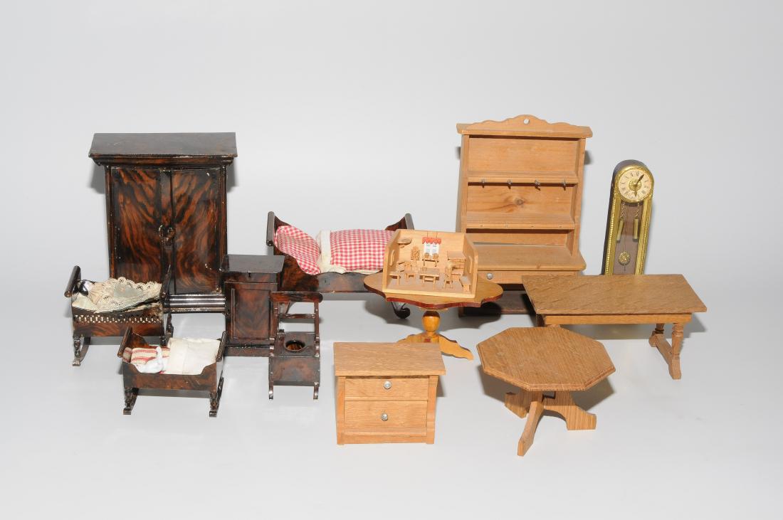 Lot: Puppenstubenmöbel und Zubehör: 19./20.Jh. Metall/Holz/Stoff/Glas/Porzellan. Diverse Möbel und Einrichtungsgegenstände in verschiedenen Ausführungen. H 1–18,5 cm. - Alters- und Gebrauchsspuren