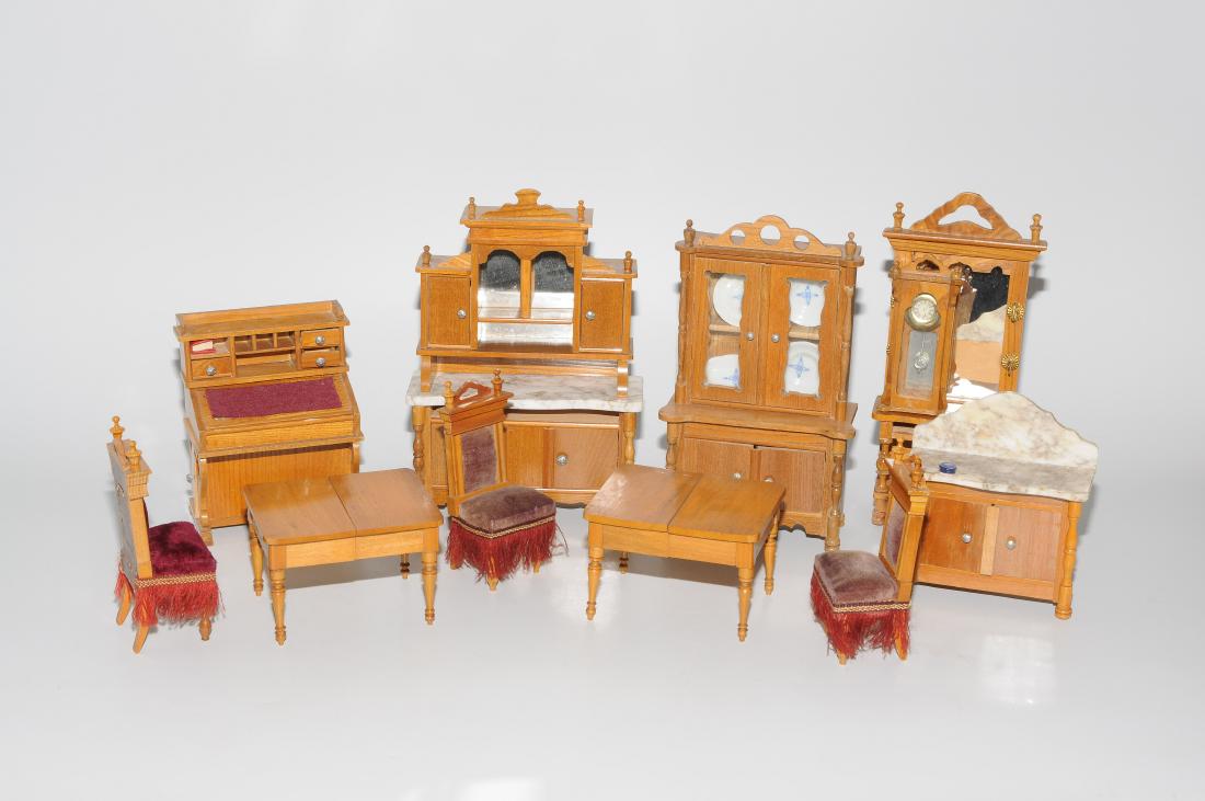 Lot: Puppenstubenmöbel: 20.Jh. Holz. Diverse Möbel, u.a. Buffet, Sekretär, Kommode, Tisch mit Stühlen und Bett. 5–20 cm. - Alters- und Gebrauchsspuren