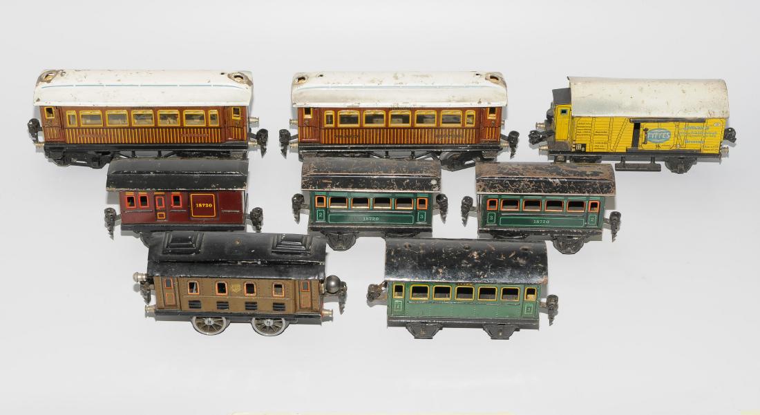 Märklin-Modelleisenbahn: Deutschland, 1910–50er Jahre. Metallblech, farblithografiert. Spur 0. 20-Volt-E-Lok mit Zahnradumschaltung RS 12990, 2 Mitropa-Speisewagen 1886, 2 Personenwagen 1872, Personenwagen 1719, Gepäckwage