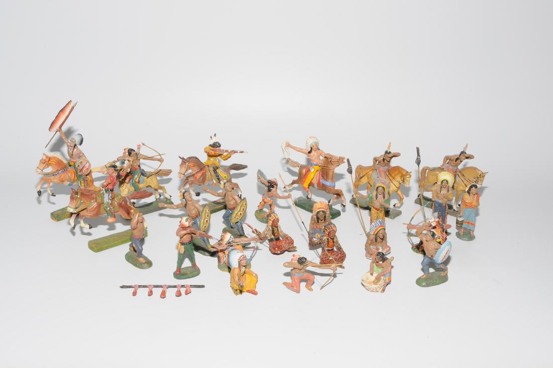 Sammlung Lineol & Elastolin-Figuren: Deutschland, 20.Jh. Masse, polychrom bemalt. Indianer und Cowboys. H 4,5–16,5 cm. - Bespielt, kleine Schadstellen.