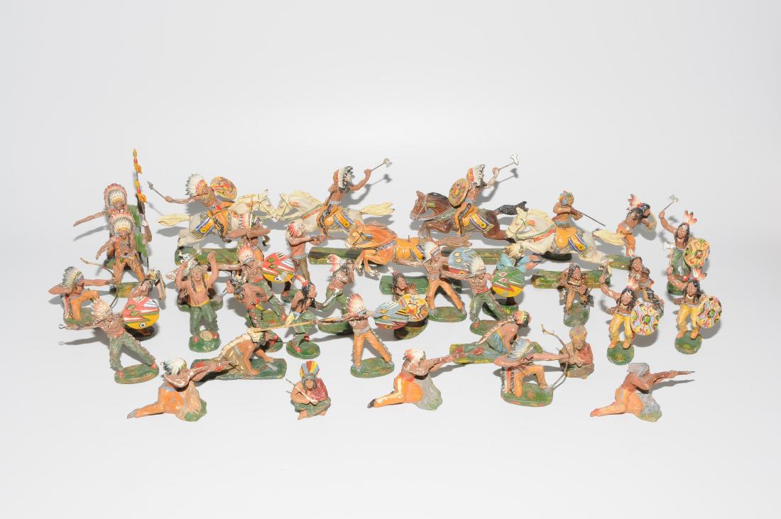 Sammlung Lineol & Elastolin-Figuren: Deutschland, 1.Hälfte 20.Jh. Masse, polychrom bemalt. Indianer und Cowboys. H 2,5–10 cm. - Bespielt, kleine Schadstellen.