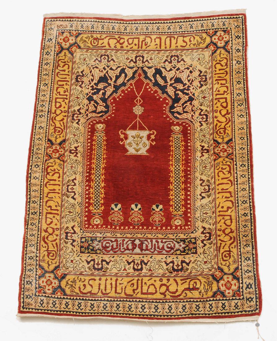 Hereke-Seide: N-Türkei, um 1960. Flormaterial Naturseide mit Metallbroschierung. Oben links signiert mit "Hereke". Auf rotem Grund figurieren unter einer Gebetsnische (Mihrab), von deren Giebel eine Ampel hinab in