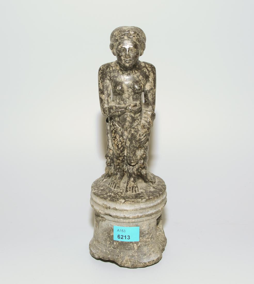Statuette: Im alexandrinischen Stil. Granit. Darstellung einer stehenden, nackten, weiblichen Figur, vermutlich Venus. H 23 cm. - Zusammengeklebt, Fehlstelle.