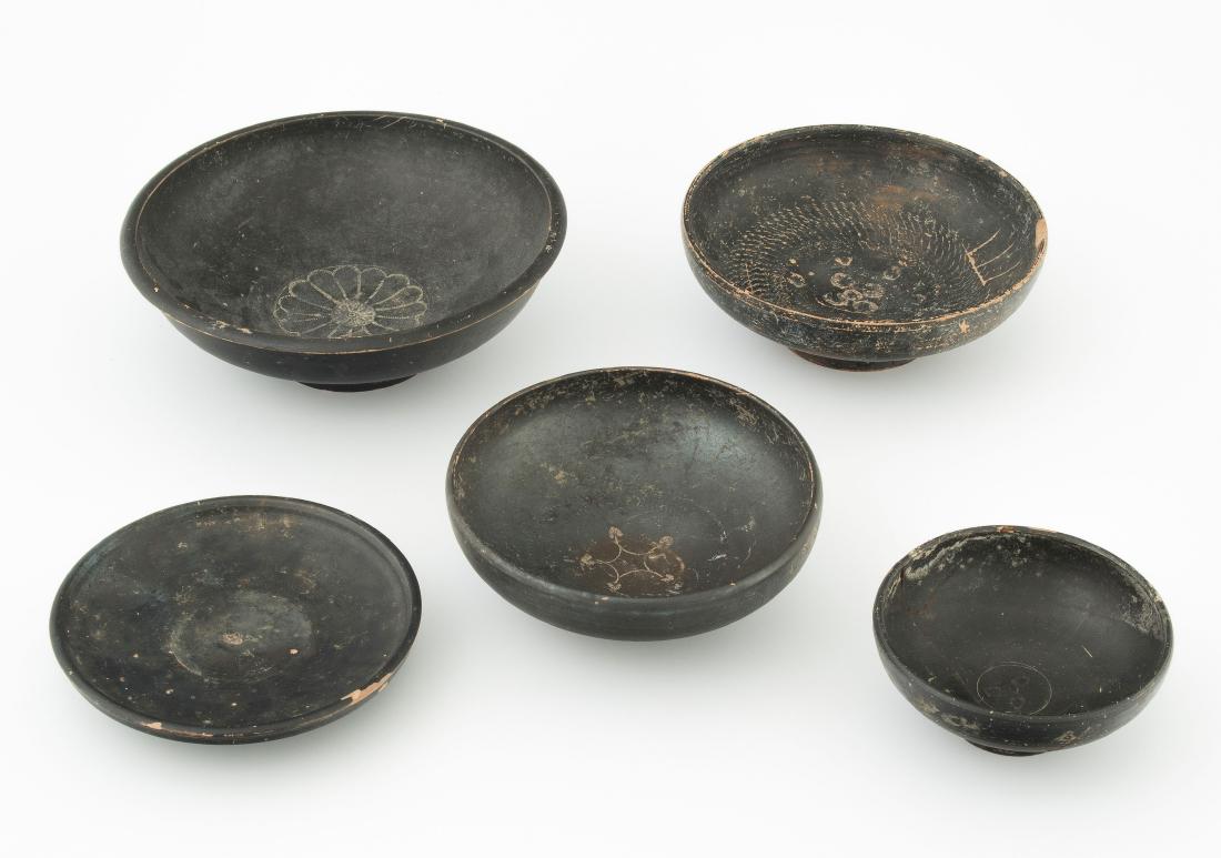 Lot: 5 Glanztonschalen: Apulien, 4.Jh. v.C. Glanztonkeramik. Fünf Schalen auf Ringfuss. Innen mit Stempeldekor. H 3–6,5, D 11–21 cm. - Eine Schale repariert, Rand bei zwei Schalen bestossen.