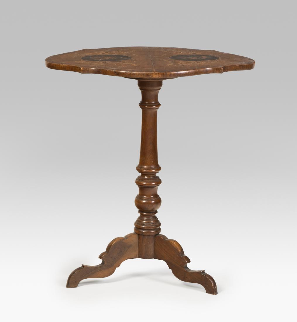 Gueridon: Victorian ca. 1850. England. Exotenholz. Balusterförmiger Schaft auf dreipassigem Fussgestell, unter ovaler Platte. Platte mit floralem Dekor intarsiert. Zu restaurieren. 67x50x74 cm.