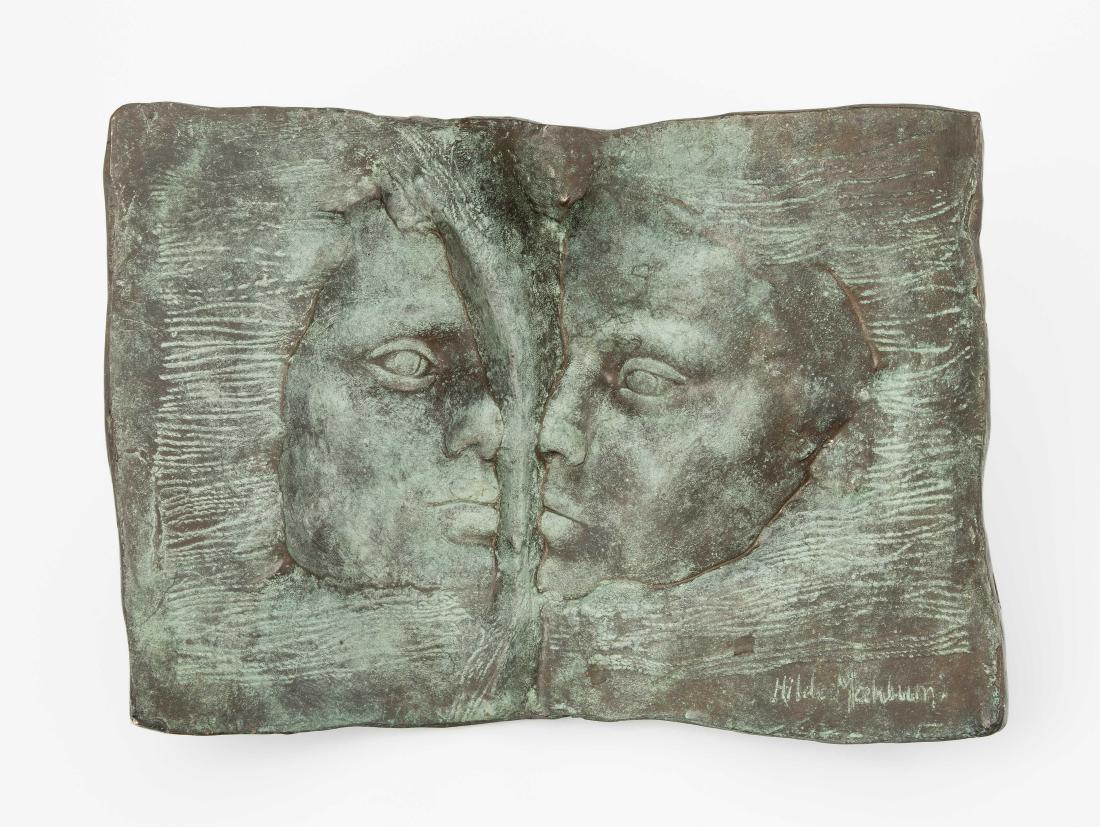 Maehlum, Hilde: (Notodden 1945) Zwei Köpfe. Bronzerelief. Unten rechts signiert. 20x30x15 cm. -Patina.
