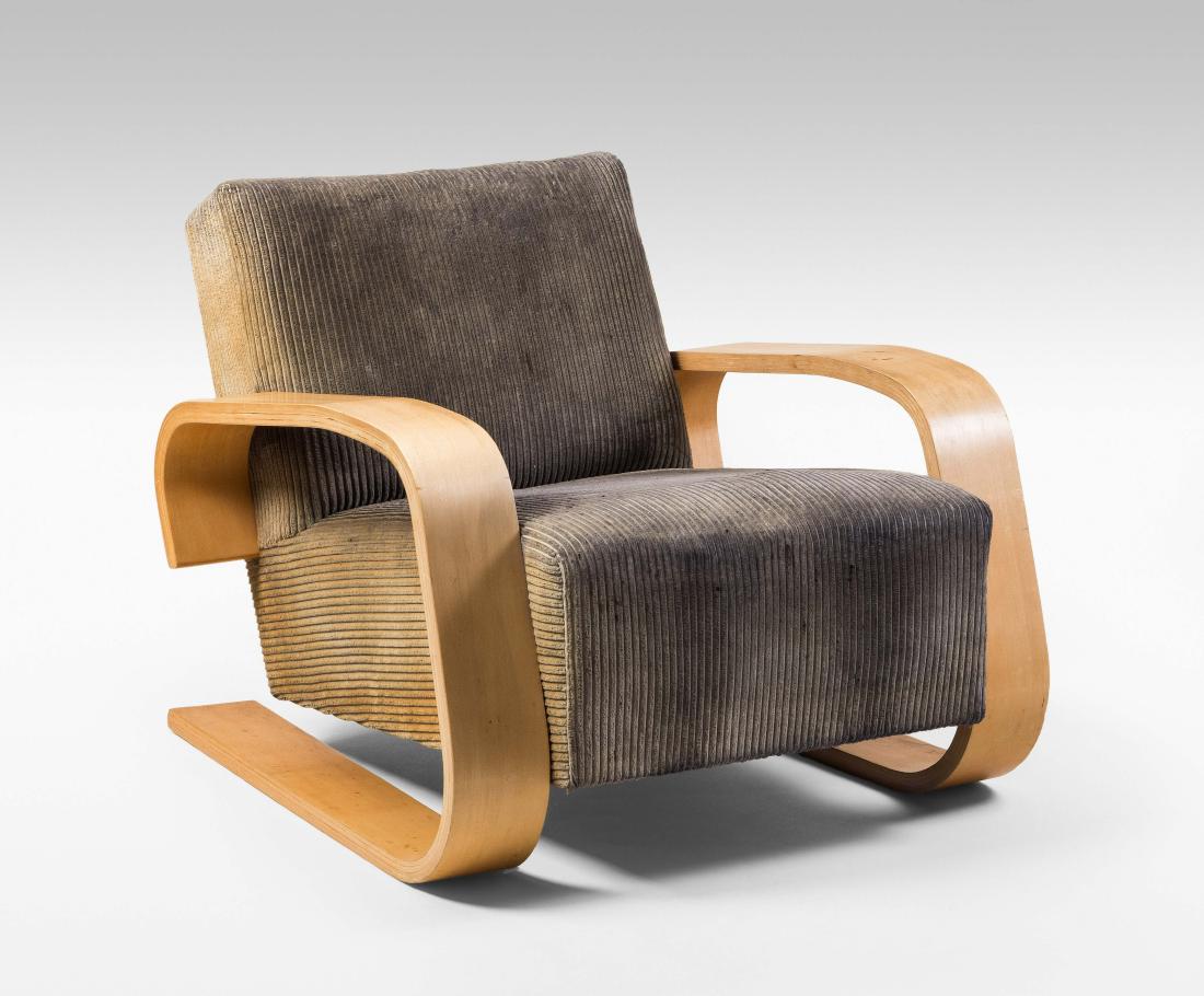 Alvar Aalto: (Finnland 1898–1976) Entwurfsjahr 1944. Für Artek. 400 Sessel Tank. Schichtholz, Stoffbezug. Nicht bezeichnet. 77x77x65 cm. - Starke Gebrauchsspuren.