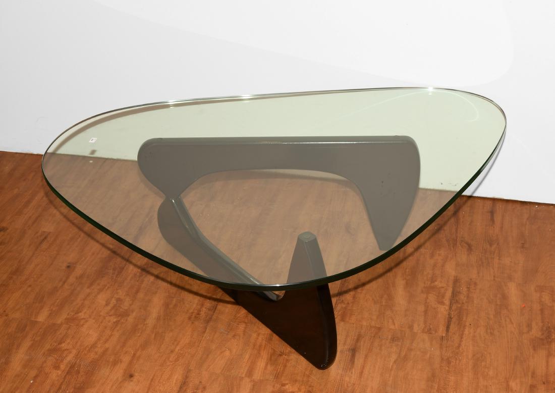 Isamu Noguchi: (USA 1904–1988) Entwurfsjahr: 1944. Hersteller: Vitra. Salontisch. Glasplatte, Holz, schwarz lackiert. 127x90x38 cm. - Gebrauchsspuren.