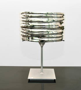 Artemide: Entwurf: Ross Lovegrove. Entwurfsjahr: 2007. Tischlampe Aqua Cil. Aluminium, Schirm poliert. Elektrifiziert, Dimmer. H 37–45 cm.