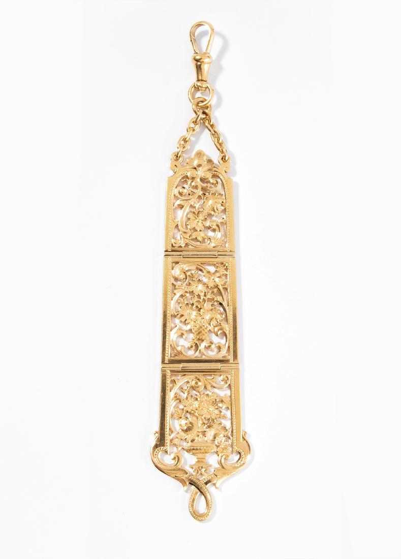 Gold-Châtelaine: 20.Jh. 750 Gelbgold. Dreiteilig mit druchbrochenen Floralmotiven. L 12 cm, 23,2 g.