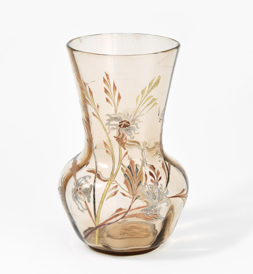 Emile Gallé: Nancy, um 1900. Vase. Braun getöntes, optisches Glas, floraler Dekor in Emailmalerei. Bezeichnet: E. Gallé déposé. H 25 cm. - Leichte Gebrauchsspuren.