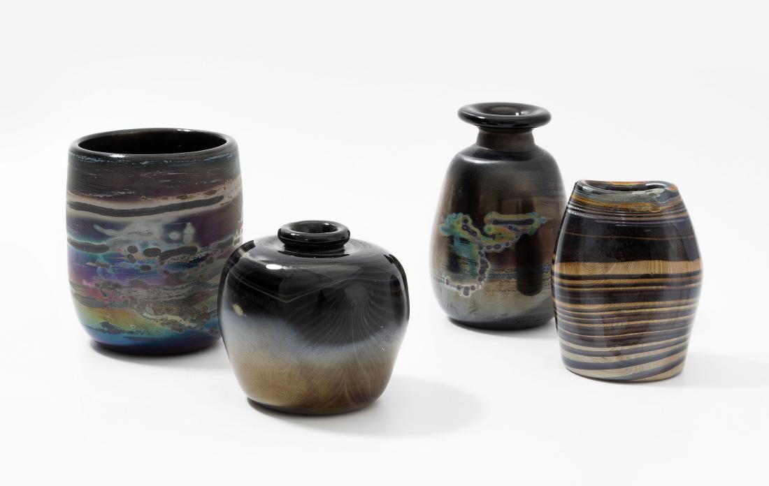 Erwin Eisch: Frauenau, 1970er Jahre. Lot: 4 kleine Vasen. Glas, teilweise mit Unterfang, Faden- und Lüsterdekor. Verschieden in Form und Grösse. Alle Teile bezeichnet und datiert. H 9–12,5 cm.