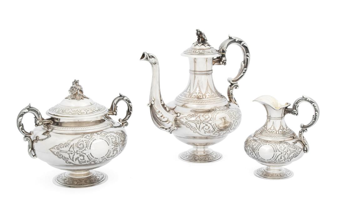 Kaffee-/Teeservice: Paris, 1855–82. Silber, 3-teilig. Meistermarke Alexandre Auguste Turquet. Balusterform mit schlankem Hals. Gewölbter Deckel mit Blütenknauf und Rocaillenhenkel, Wandung mit flachem Ornamentikdekor
