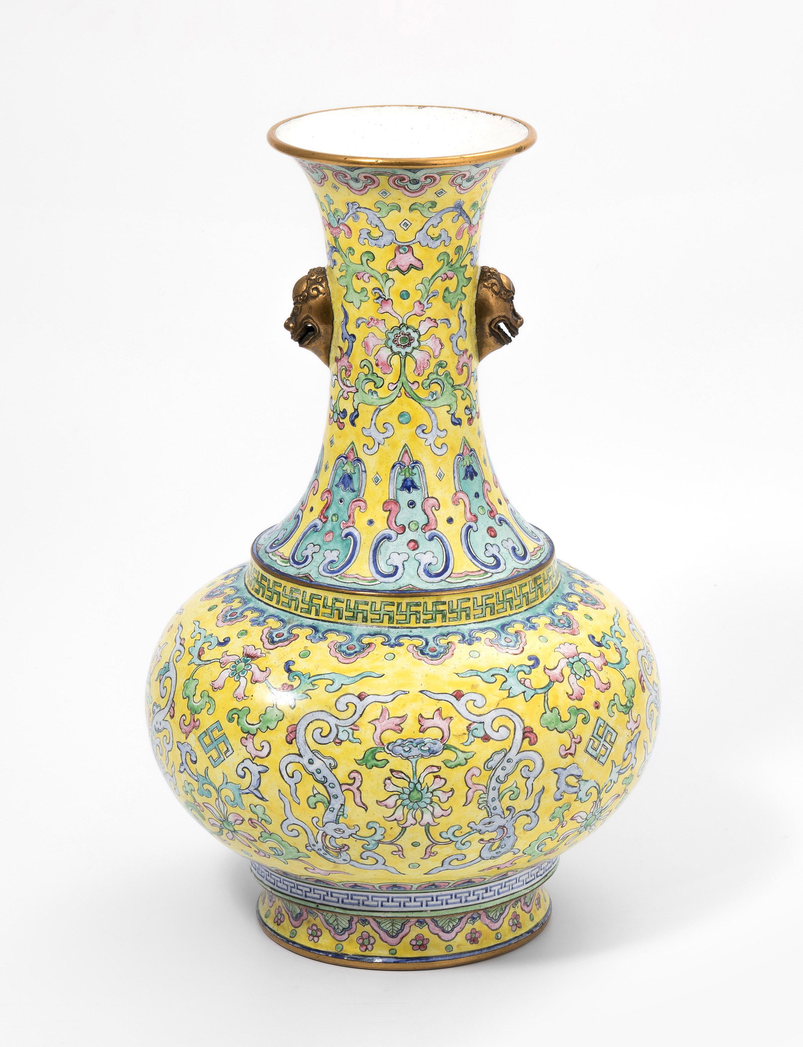 Canton Email Vase: China, Qing-Dynastie. Canton Email. Bauchige Vase mit langem, ausladenden Hals, die Seiten verziert mit plastischen Fabeltierköpfen. Polychromer Lotos- und Rankendekor mit Swastika-Symbolen auf gelbe