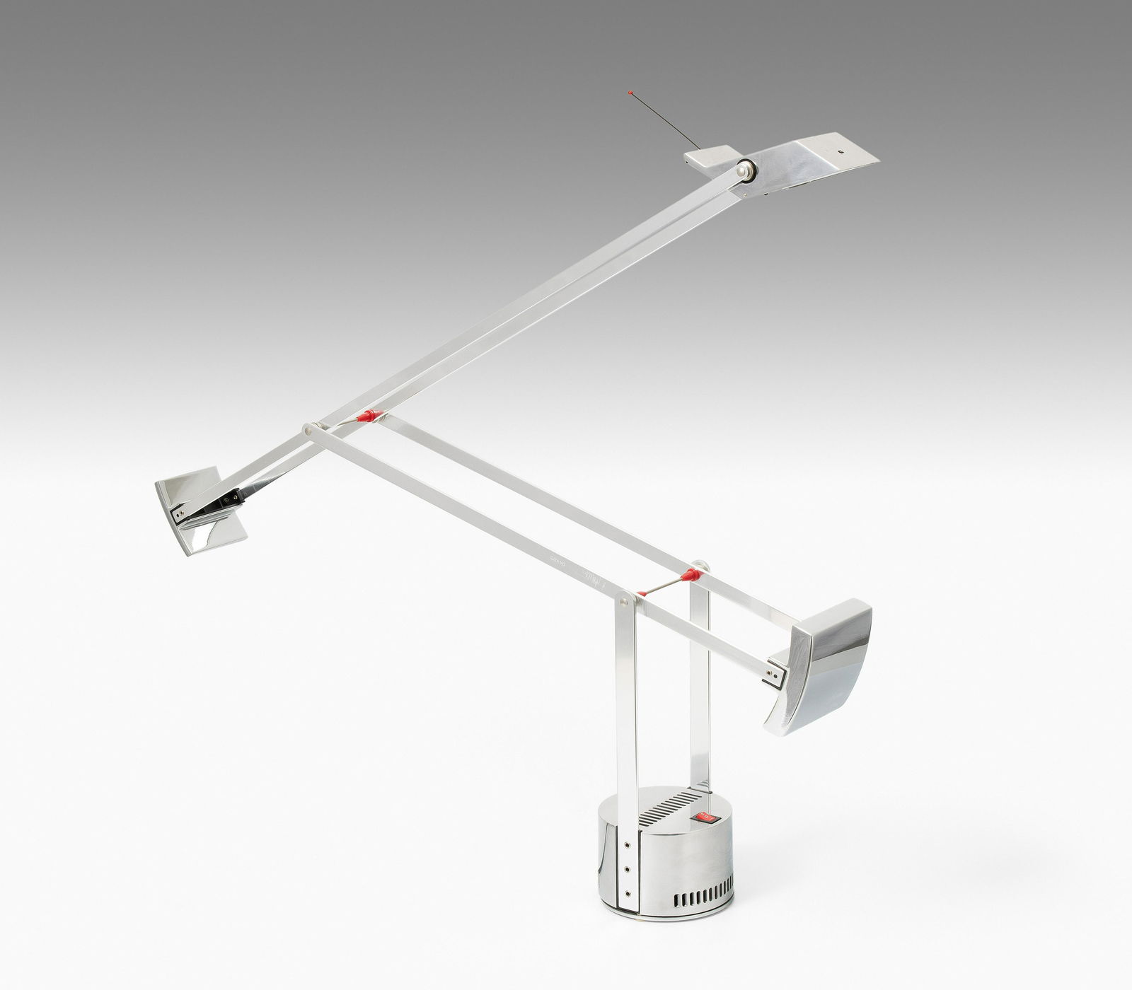 Artemide SA: Tischleuchte "Tizio". Entwurf: Richard Sapper 1990. Aluminium hochglanz. Ausrichtbare Arme und Leuchtenkopf mit Gegengewichten. Bezeichnet. B (max.) 108 cm: H (max) 119 cm.