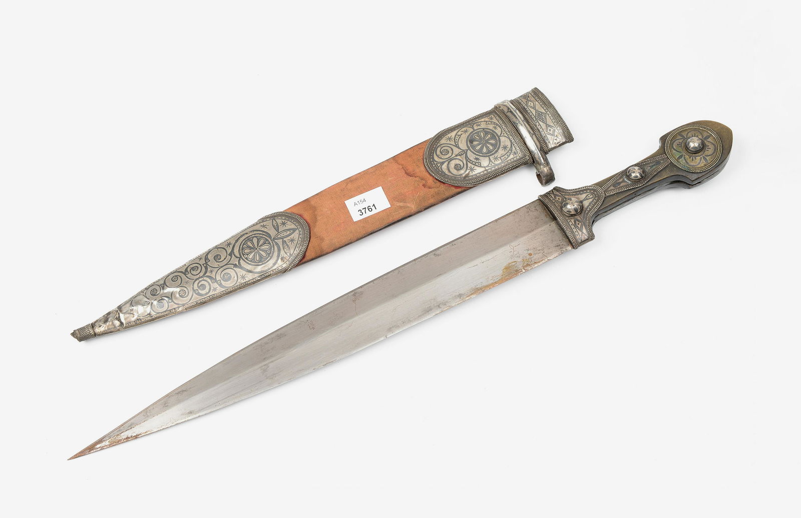 Dolch, Kindjal: Kaukasus od. Persien, 19.Jh. Eisengefäss mit Hornplatteneinlagen und Silberbeschlägen, drei grosse Kugelnieten. Zweischneidige Klinge, beidseitig mit Mittelgrat. Veloursbelegte Holzscheide mit Silbe