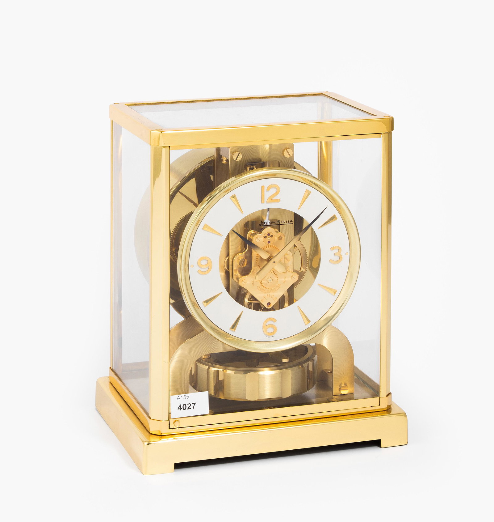 Atmos Jaeger-LeCoultre Nr.195297: Schweiz, 2.Hälfte 20.Jh. Allseitig mit Glas bestücktes, vergoldetes Messinggehäuse. Weisser Zifferring mit arabischer Stundenanzeige und Indizes. Aneroid-Dose. Torsionspendel mit Elinvar-Draht. Spe