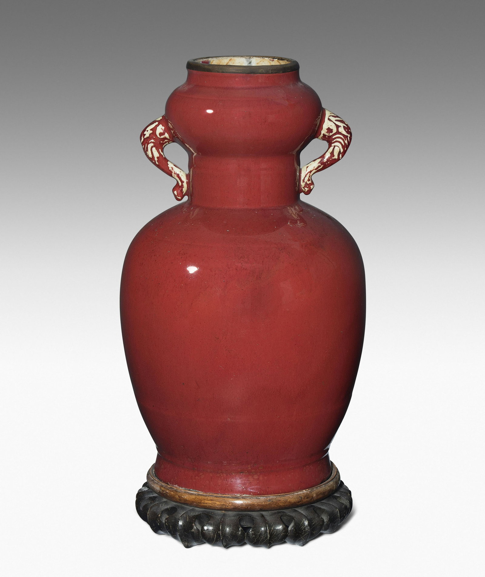 Grosse Sang-de-Boeuf-Vase: China, 19.Jh. Porzellan mit Ochsenblut-Glasur. Balusterform mit eingezogener Schulter und ausladendem Hals. Elefantenkopf-Henkel. Rand mit Metallmontur, vermutlich um Schadstellen zu kaschieren. H 43