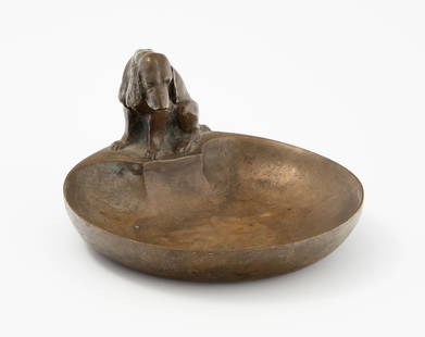 Adolf Meyer: (Basel 1867–1940 Zollikon) Kleine Schale mit Hund. Bronze, braungold patiniert. Bezeichnet: A. MEYER ZOLLIKON. D 15 cm.