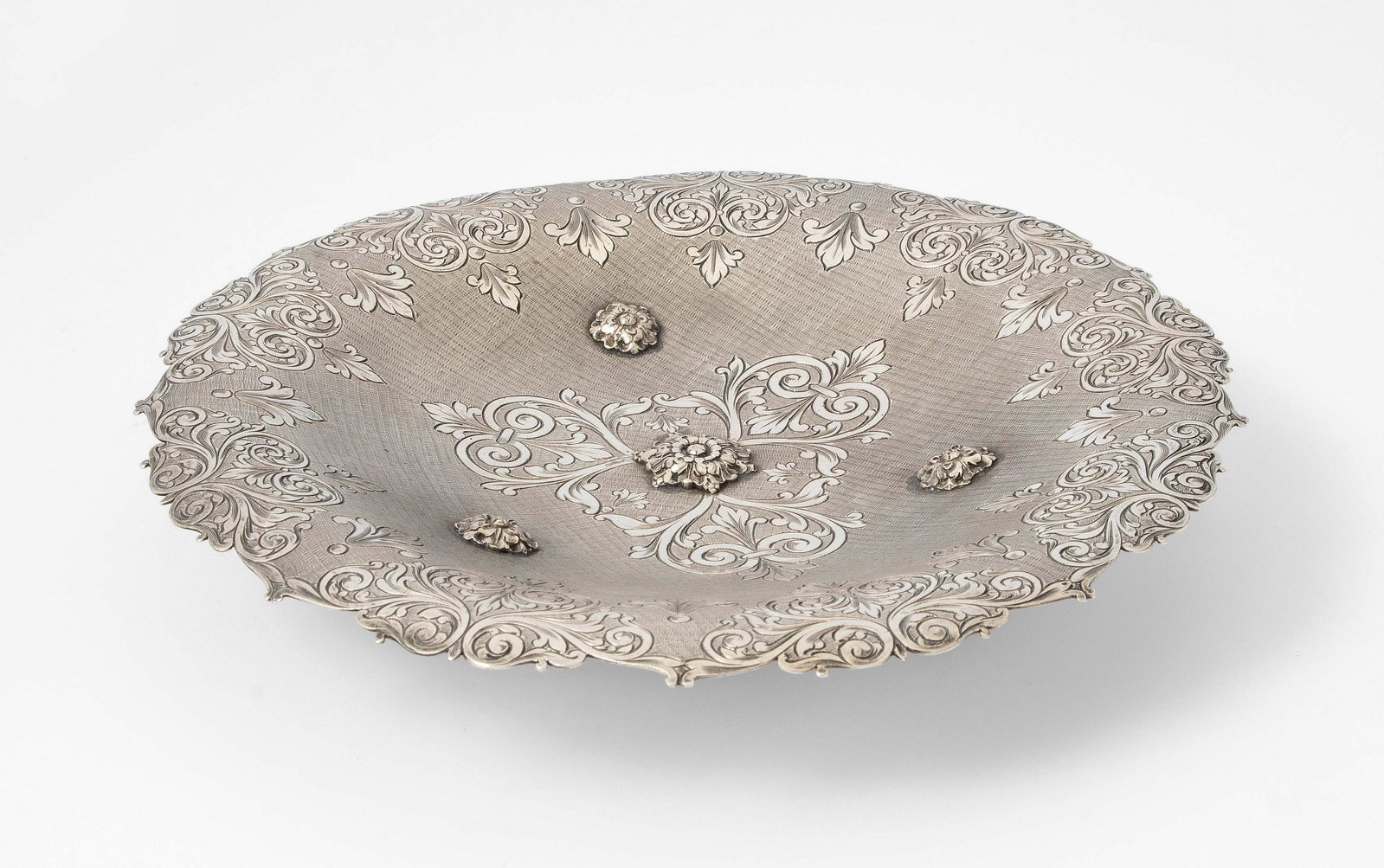 Fussschale. Buccellati: Italien, 20.Jh. Silber. Gemarkt M. Buccellati. Rundform mit konturiertem Rand auf Volutenfüssen. Gravierter, teilweise applizierter Blattdekor auf punziertem Grund. Herstellermarke, Feingehalt 800, D