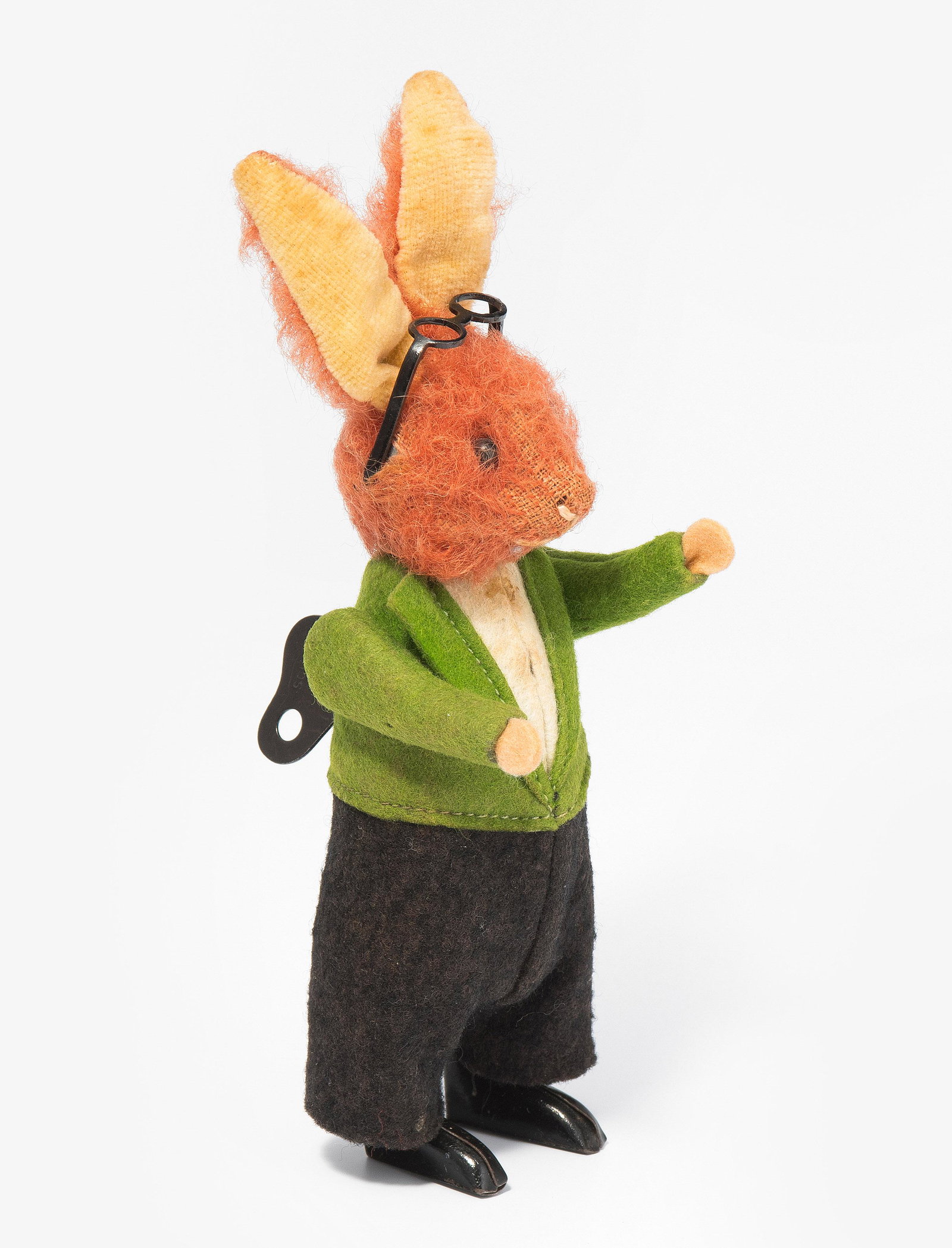 Frühe Schuco-Tanzfigur "Hase": Deutschland, um 1930. Metallkörper mit Plüschkopf und bunter Filzbekleidung (Schleife fehlt). Hase mit Brille. Uhrwerkantrieb. Mit Schlüssel, assortiert. H 16,5 cm. - Leicht bespielt. Minimale Scha
