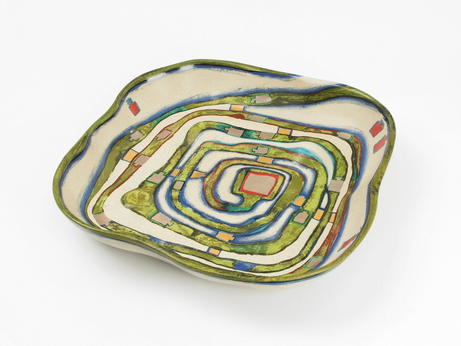 Hundertwasser, Friedensreich: (Wien 1928–2000 Auf See) "Spiralental". 1983. Keramikschale. 574/2000. Rosenthal. Verso bezeichnet, datiert, betitelt und nummeriert. 36,5x36,5 cm. -Minimste Gebrauchsspuren.