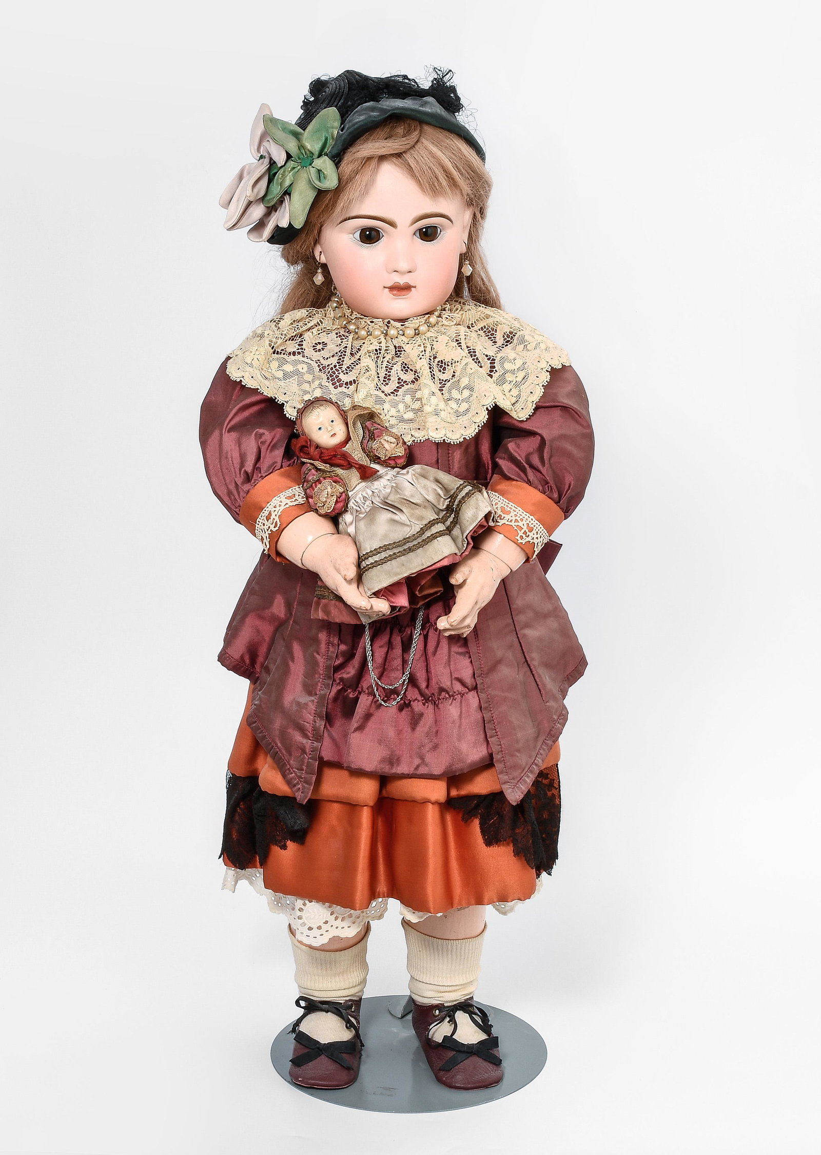 Grosse (Jumeau-)Puppe: Frankreich, um 1880/90. Unbezeichnet. Kurbelkopf mit braunen Paperweight-Augen und geschlossenem Mund aus Biscuit-Porzellan. Tintenzeichen "VLII". Gelenkkörper aus Masse mit blauer Stempelmarke: "BÉ