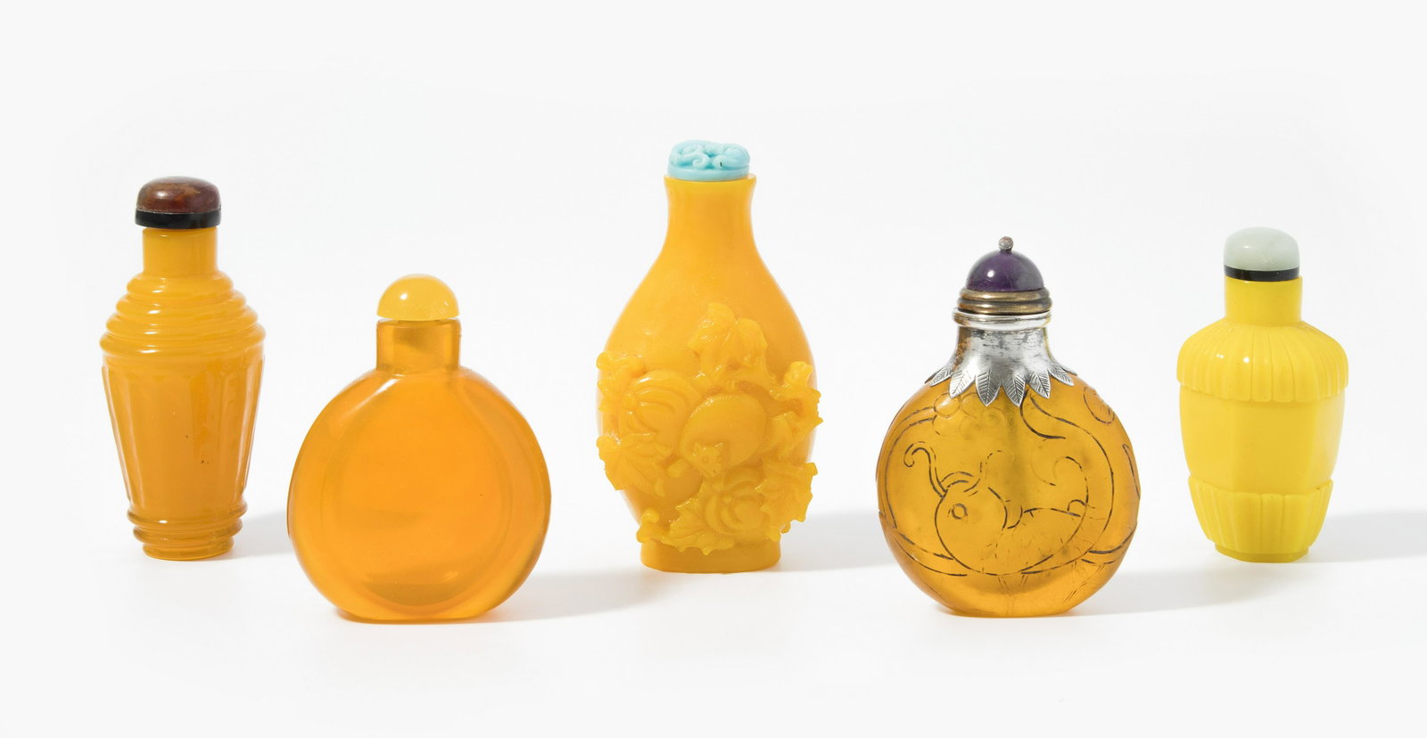 5 Glas Snuff Bottles: China, 20.Jh. Halbtransparentes, opakes, opalisierendes bis Sandwich-Glas in verschiedenen Gelbtönen. Eine Flasche mit Silbermontur am Hals. H 6–8 cm. - Ein Stöpsel ohne Löffel.