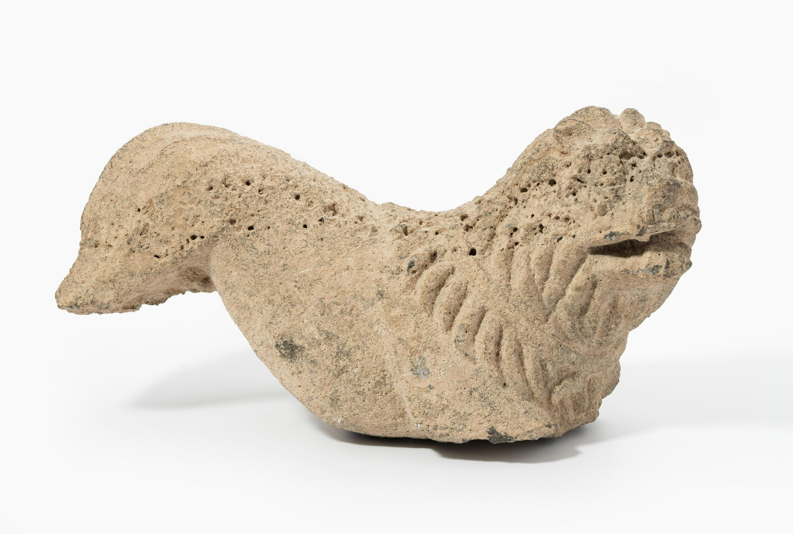 Figur eines Löwen: Wohl etruskisch, 6.Jh. v.C. Nenfro. Fragmentarisch erhaltener Löwe mit offenem Maul. L 42 cm.