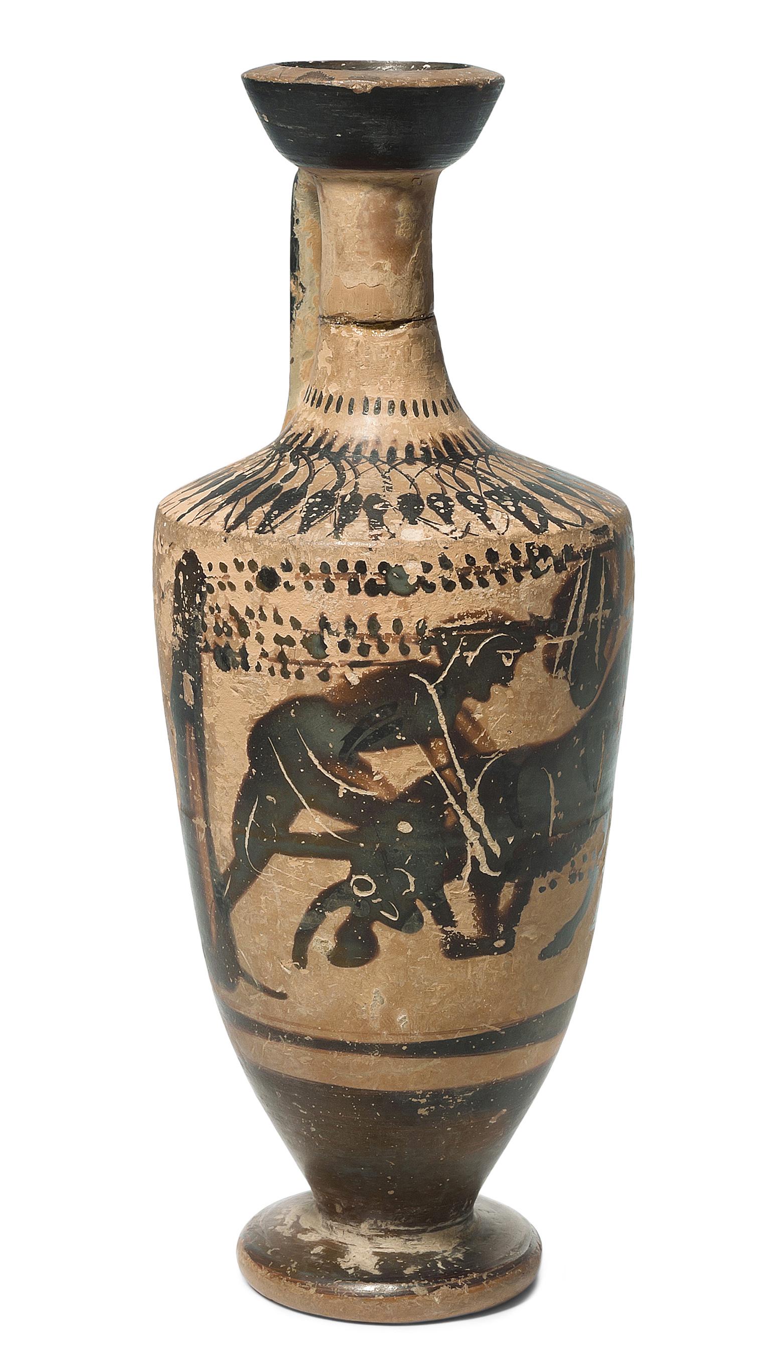 Attische Lekythos: 500–480 v. Chr. Schwarzfigurig. Auf der Schulter Spiralband mit Knospen. Darunter Punktreihen. Corpus mit Herakles und dem kretischen Stier. H 23,2 cm. - Hals und Henkel angesetzt. Abplatzer.