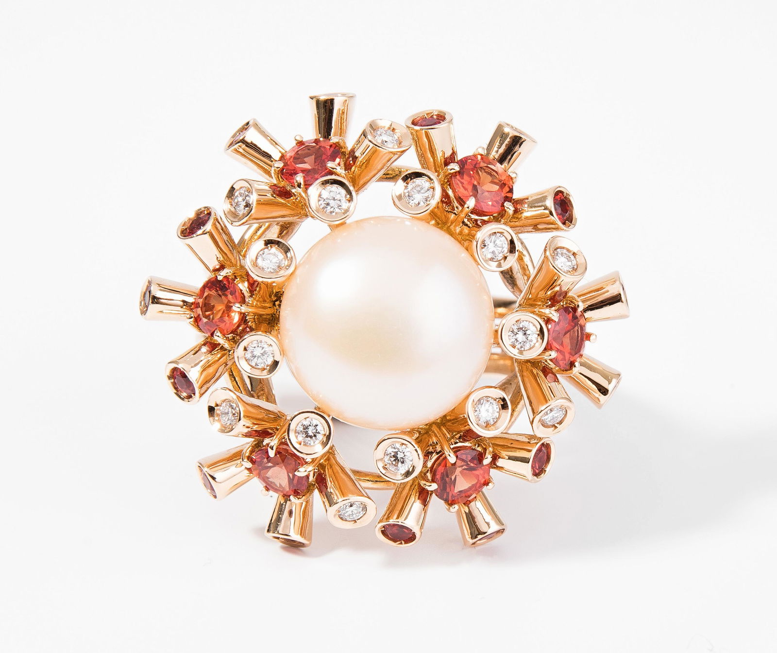 Bucherer Kulturperlen-Brillant-Ring: 750 Gelbgold. 1 Süsswasserperlen-Bouton 11,7 mm Ø, umgeben von 15 Brillanten ca. 0.30 ct, 21 orangfarbene wohl Granate je ca. 2–3,5 mm Ø. Gr. 58, 15,8 g.