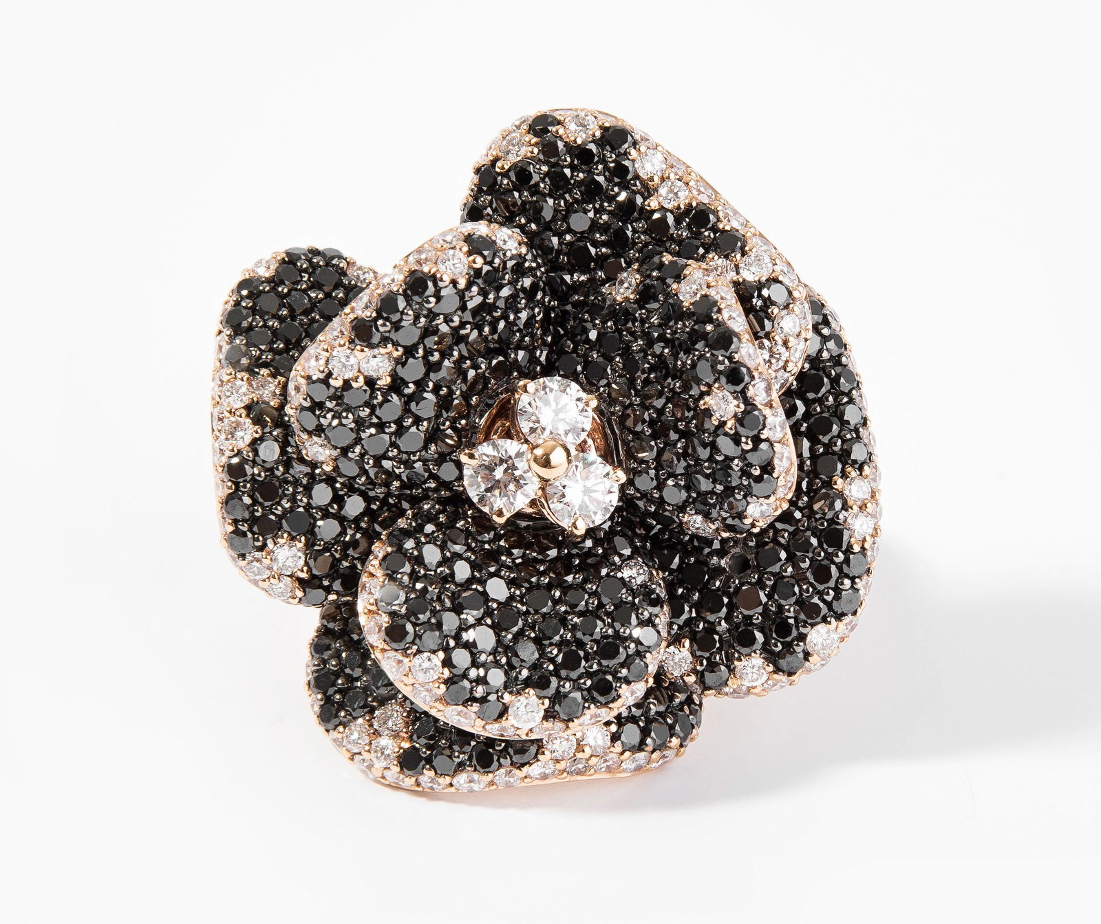 Bucherer Brillant-Ring: 2016. 750 Roségold. Blumenmotiv ausgefasst mit 393 Brillanten G-si und 195 schwarze (beh.) Brillanten zus. ca. 6.59 ct. Gr. 54, 21,3 g. Rechnung.