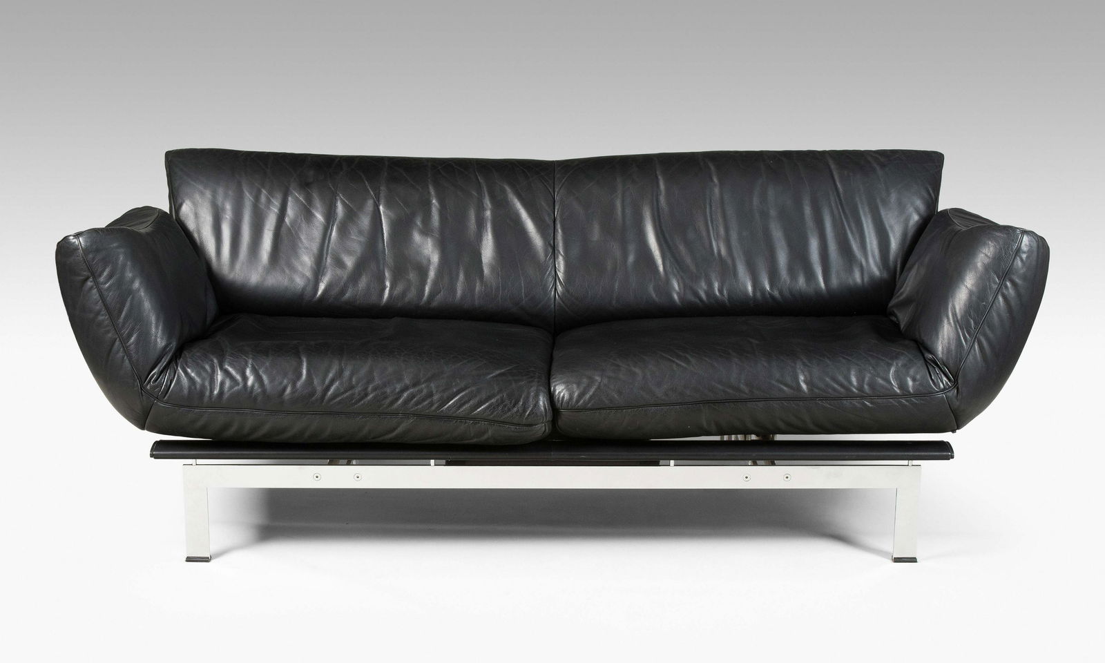 Reto Frigg: Sofa "DS-140". Hersteller: De Sede, Schweiz. Metall verschromt, schwarzes Leder. Verstellbar. Bezeichnet: De Sede Switzerland. 200x70x90 cm.- Guter Zustand, altersbedingte Gebrauchsspuren.