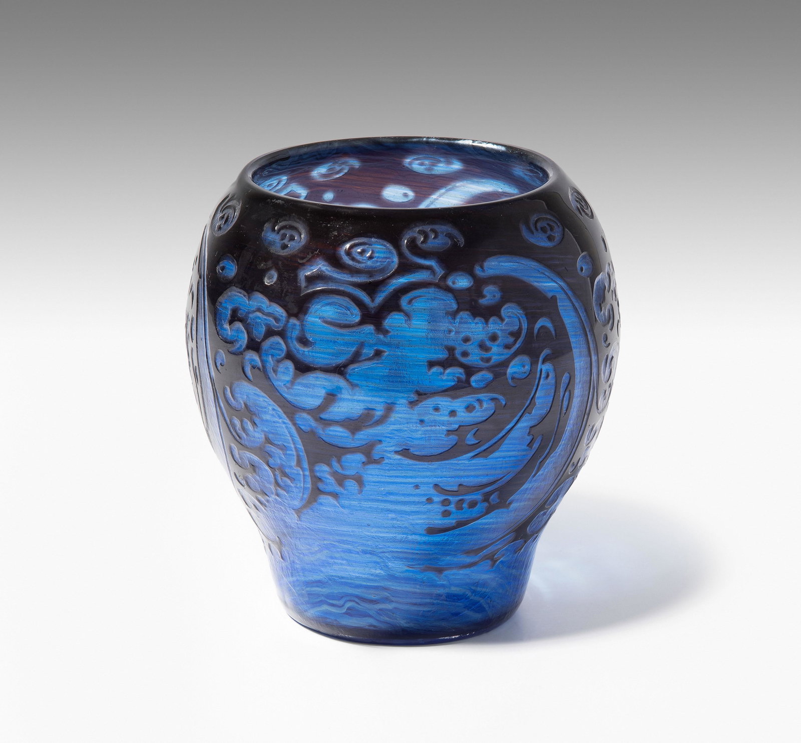 Lötz Witwe Klostermühle: Vase. Form: Leopold Bauer, 1906; Dekor: Adolf Beckert, 1909. Coupe blau Melusin mit braun, Dek 119. Farbloses Glas, deckend umsponnen mit blauen und silbrigen Fäden, überfangen mit purpurfarbenem Gl