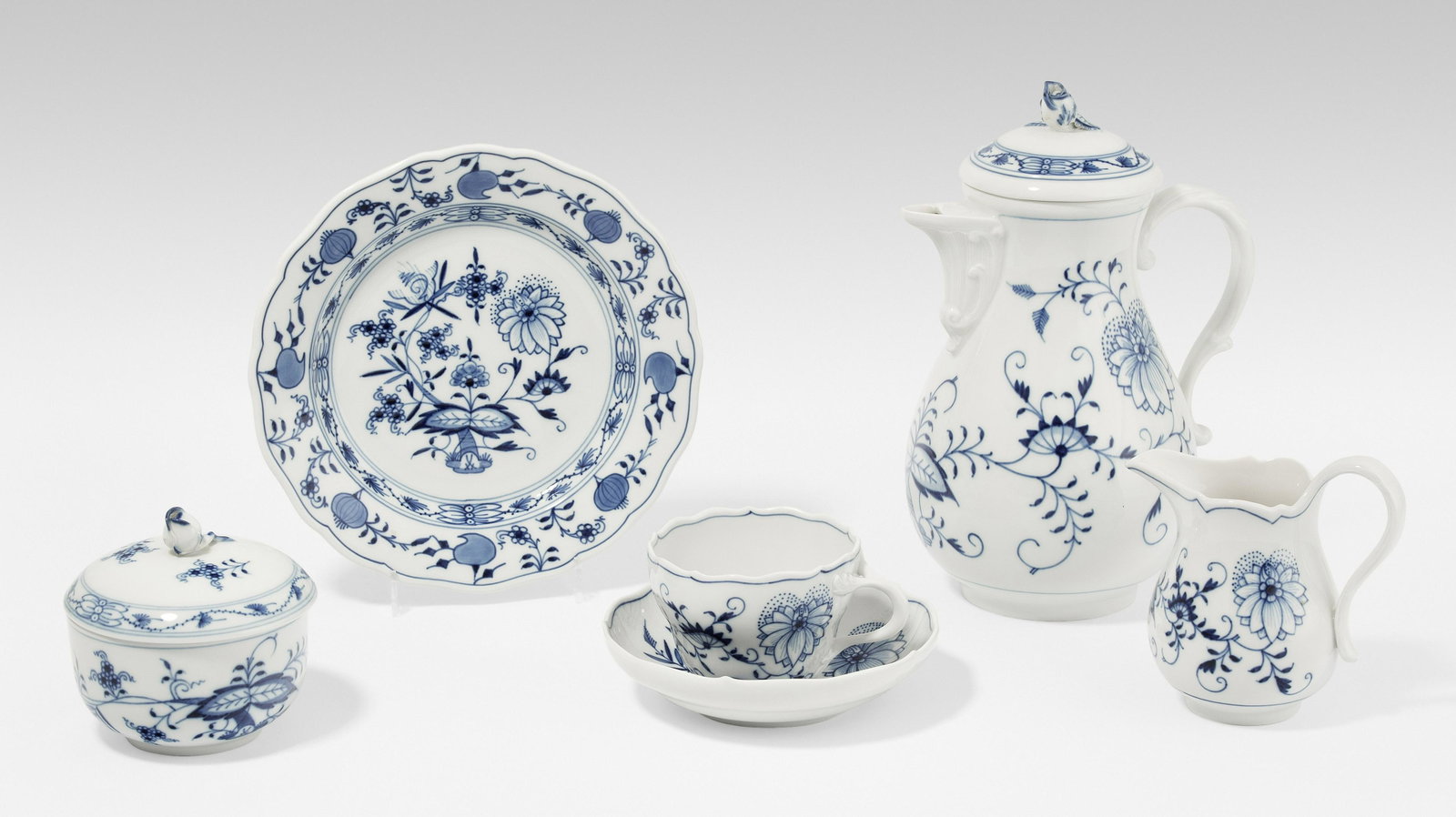 Meissen: Kaffeeservice "Zwiebelmuster". 20.Jh. Porzellan, Form "Neuer Ausschnitt". Bezeichnet: Schwertermarke (1. Wahl). Bestand: 1 Kaffeekanne, 1 Cremier, 1 Zuckerdose, 6 Tassen mit U'tassen, 6 Kuchenteller (