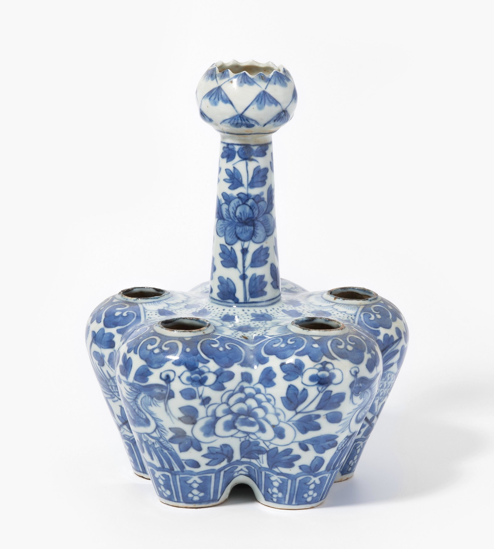 Tulpenvase: China, 19.Jh. Unterglasurblauer Dekor mit Phönix und Päonien. Fünf balusterförmige Tüllen, im Zentrum ein langer Hals mit blütenförmiger Tülle. H 22,5 cm.