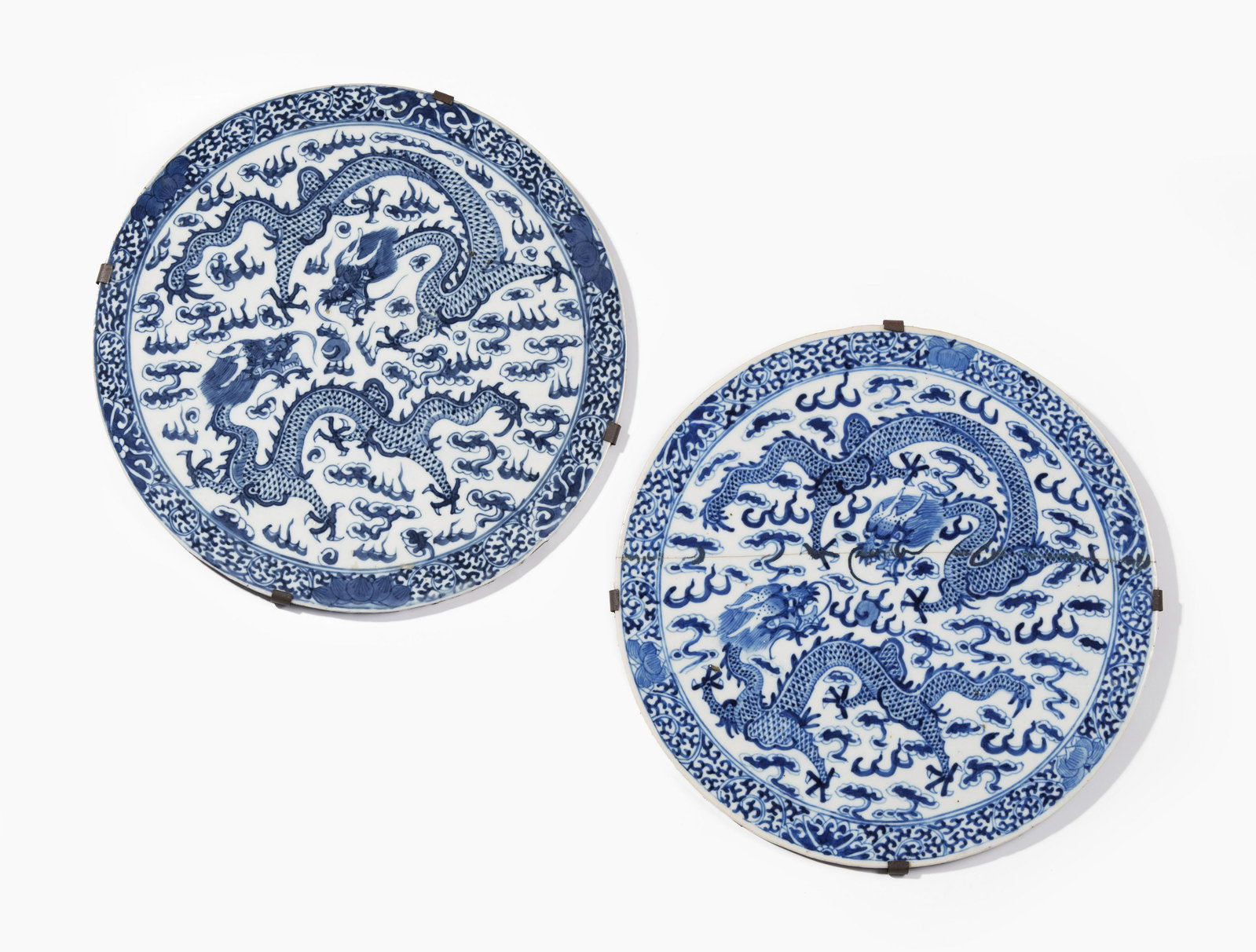 1 Paar Porzellantafeln: China, Qing-Dynastie. Rundform. Unterglasurblauer Drachendekor. D 24,5 cm. - Eine Tafel repariert.