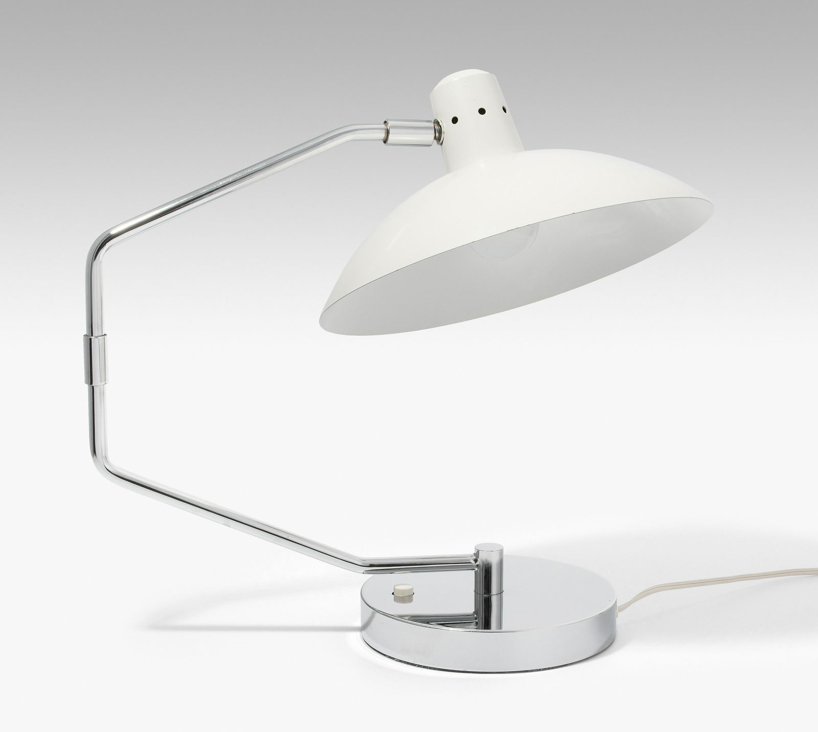 Clay Michie: Tischlampe. Entwurf: 1950er Jahre, Ausführung: Knoll International. Chromstahl, Schirm weiss lackert. Schwenkbar. Funktionstüchtig. H 42.- Leichte Gebrauchsspuren.