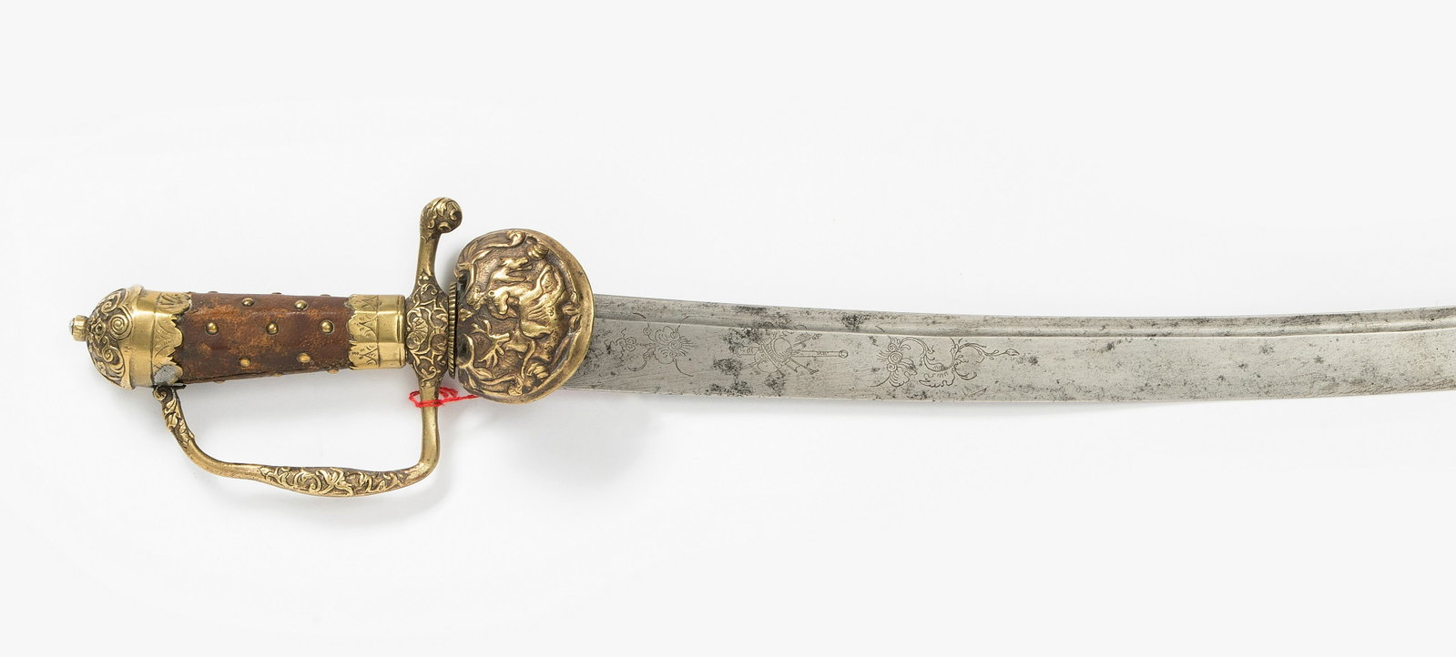 Hirschfänger: Deutschland, um 1780, Messinggefäss vergoldet, Knaufkappe mit Schnörkeln verziert, Griffbügel in Parierstange übergehend, stark ortswärts gerichtetes Stichblatt. Dekor mit Jagdtiermotiven. Kantig