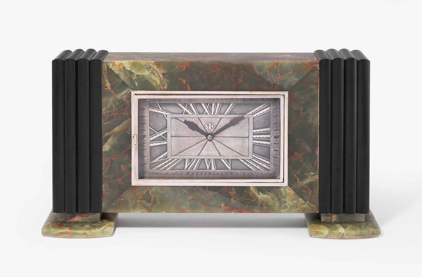 Frankreich: Tischuhr. Art Déco, um 1925. Auf dem Zifferblatt signiert ATO (für Léon Hatot, Paris). Rechteckiges Gehäuse aus Onyxmarmor und schwarzem Stein. Verchromte Lünette mit facettiertem Glas. Versilber