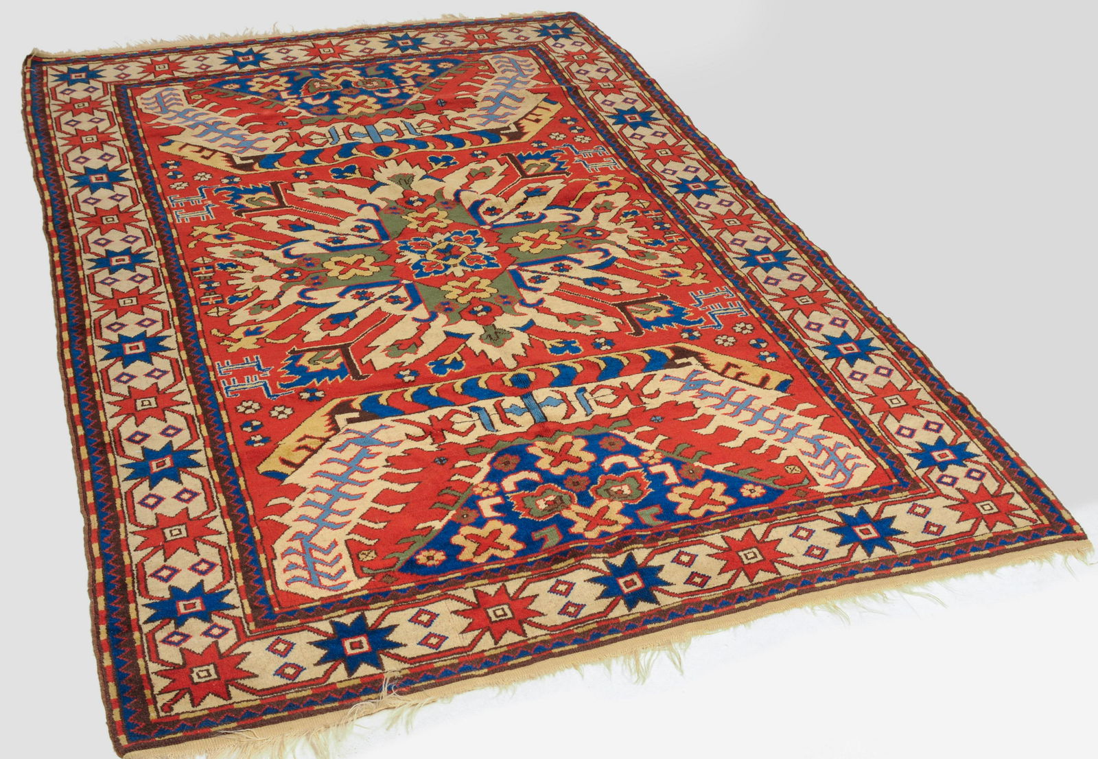 Karabagh: Wohl Armenien, um 1970. Sog. "Adler-Kazak"-Motiv. Im roten Mittelfeld thront ein prächtiges Adler-Medaillon in seiner klassischen Form, flankiert von Balken, Blüten in verschiedensten Variationen un