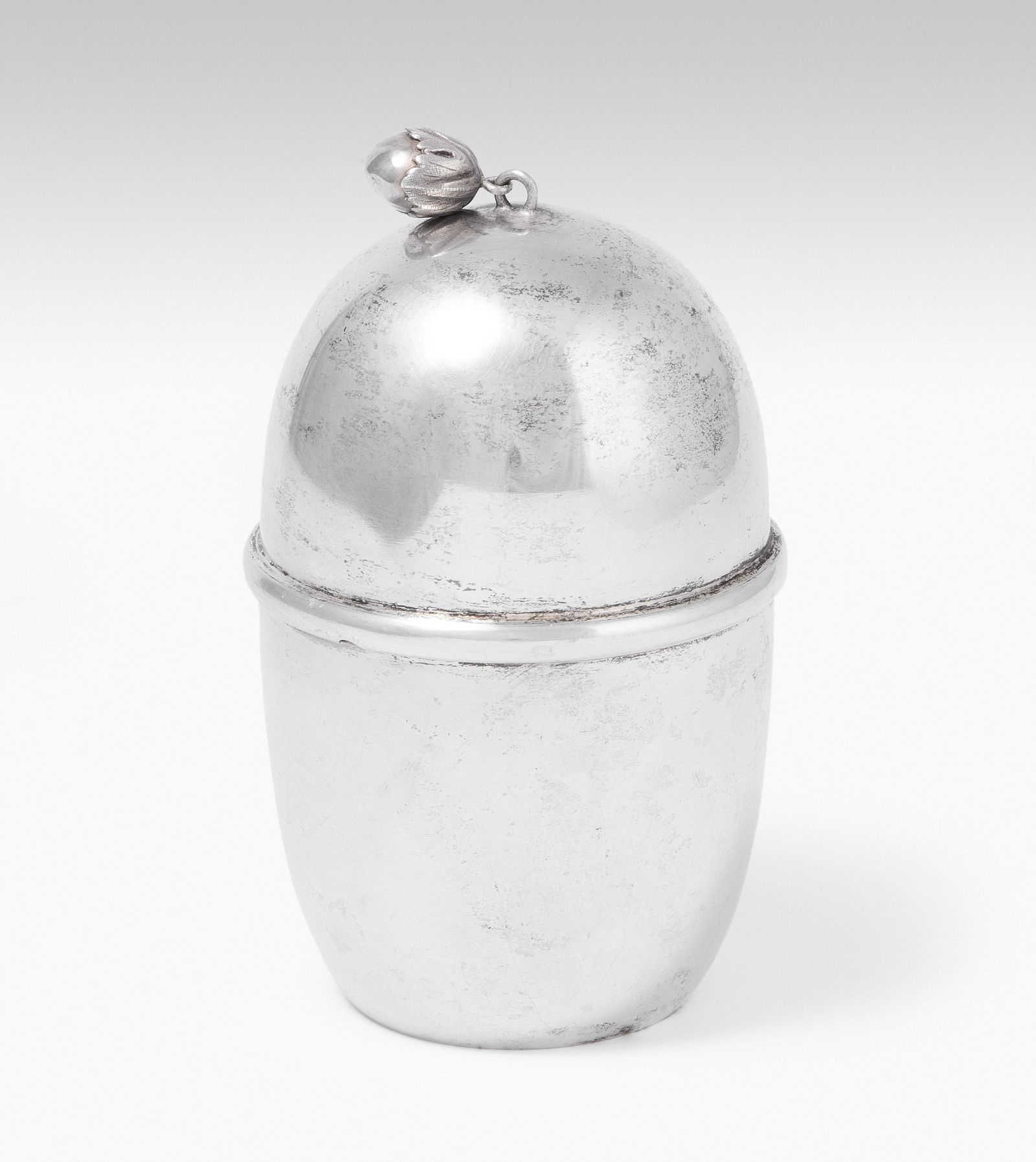Etrog-Dose: Weimar, um 1900. Silber. Meistermarke Theodor Müller. Konische Becherform. Abnehmbarer, gerundeter Deckel mit Fruchtkapsel-Anhänger. Halbmond/Krone, Meistermarke, Feingehalt 800. H 11 cm. Ca. 95 g.-